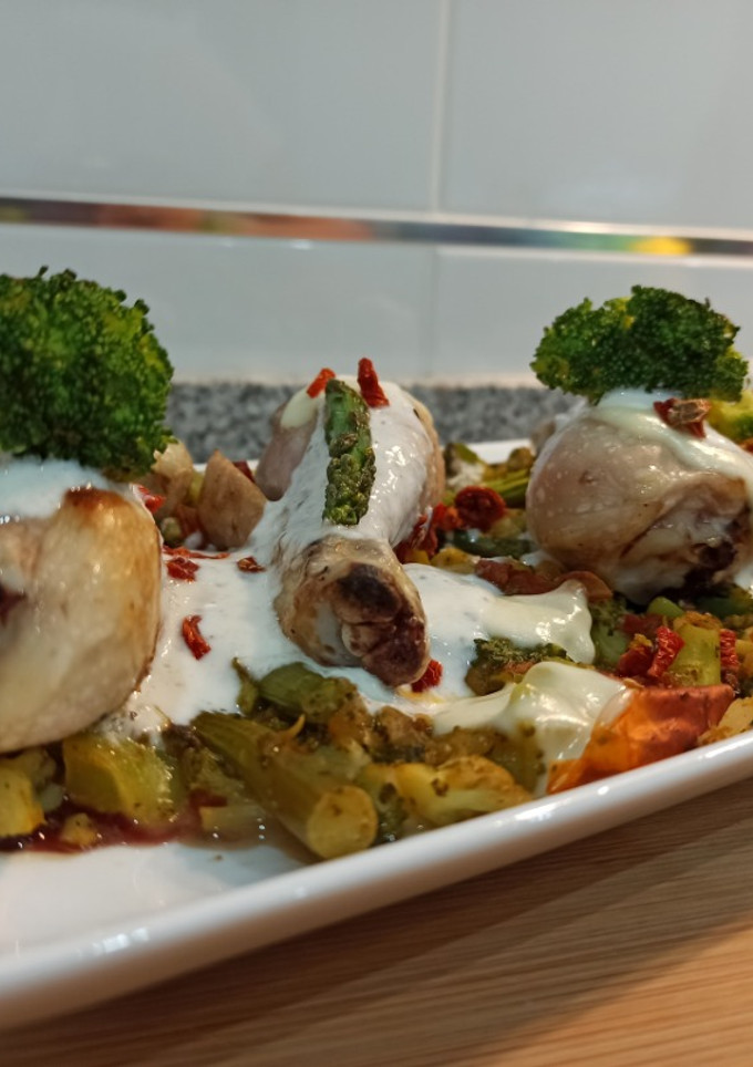 Una foto de Muslos de pollo con verduras y salsa de yogur 🍗🥦🍴
