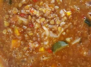 Una foto de Minestrone de lentejas y quinoa.🥒🥕🧄🍛