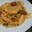 Espaguetis con pollo y chorizo