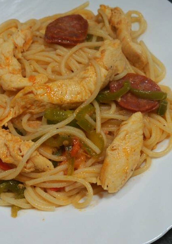 Una foto de Espaguetis con pollo y chorizo