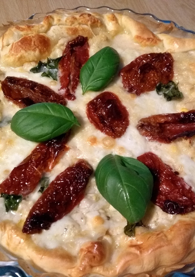 Una foto de Tarta rústica de tomates secos, pollo asado, huevo duro y mozzarella de búfala