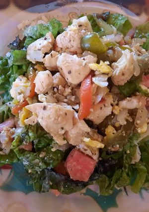 Una foto de Ensalada tibia de verdes y pollo