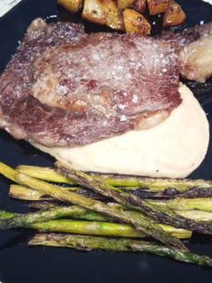 Una foto de Black Angus sobre parmentier de cebolla caramelizada, patatas asadas y espárragos trigueros