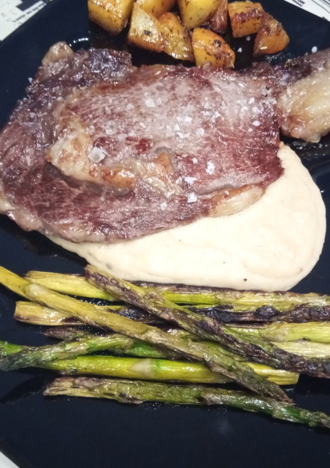 Una foto de Black Angus sobre parmentier de cebolla caramelizada, patatas asadas y espárragos trigueros