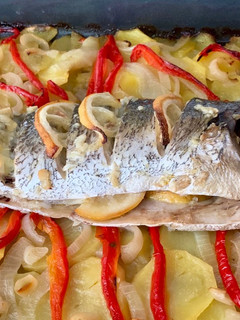 Una foto de Corvina al horno con patatas