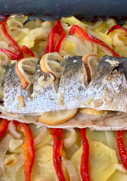 Una foto de Corvina al horno con patatas