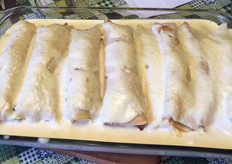 Panqueca de frango com molho de queijos