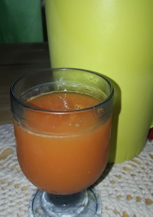 Una foto de •~ jugo de zanahorias y naranja ~•