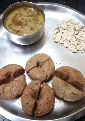दाल बाटी (Dal Bati recipe In Hindi) रेसिपी मुख्य फोटो