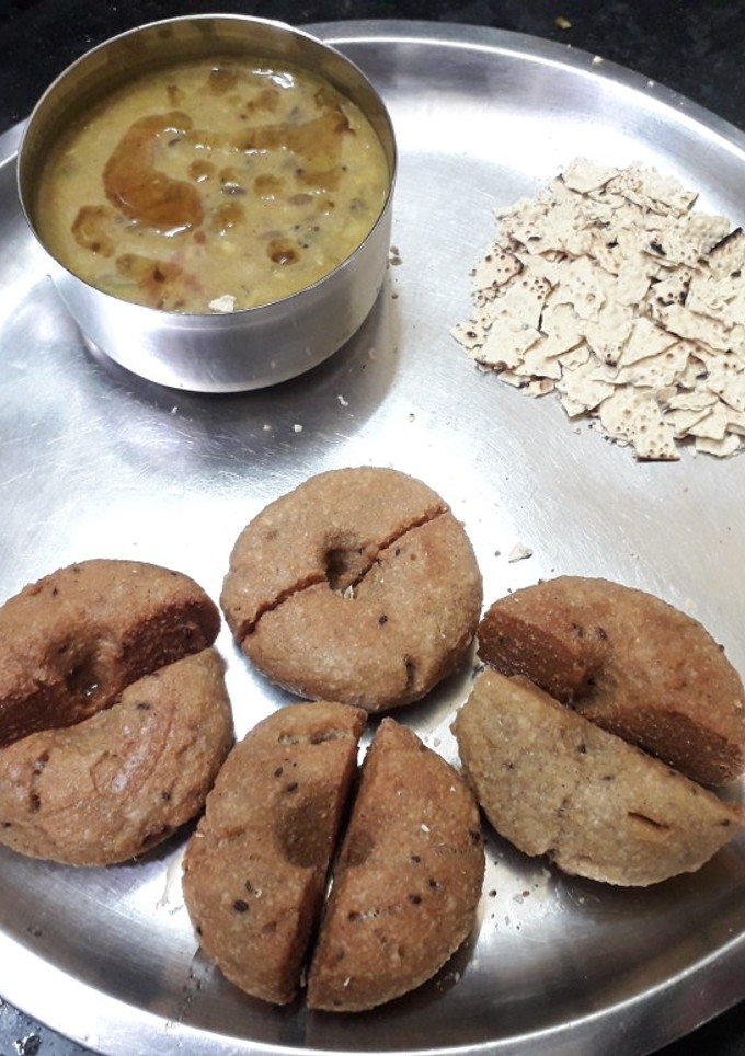 दाल बाटी (Dal Bati recipe In Hindi) रेसिपी मुख्य फोटो