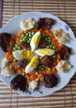 Una foto de Ensalada de hígado de pollo, huevo y crutones