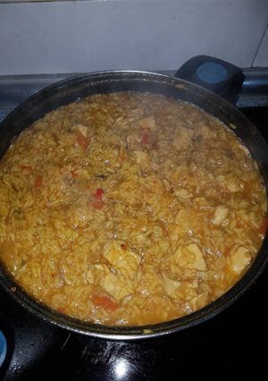 Una foto de Arroz con pollo tipo paella