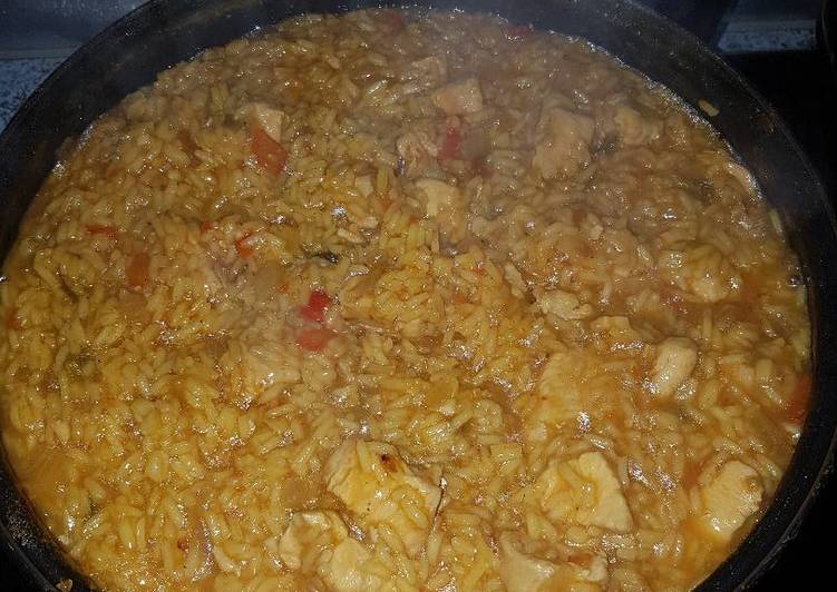 Arroz con pollo tipo paella