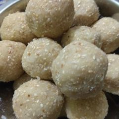 A picture of Sesame khoya ladoo.