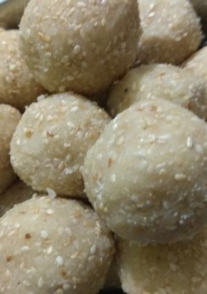 A picture of Sesame khoya ladoo.