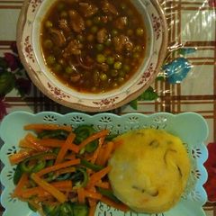 A picture of Mashed potatoes & butternut with garden peas beef and mixed veg.