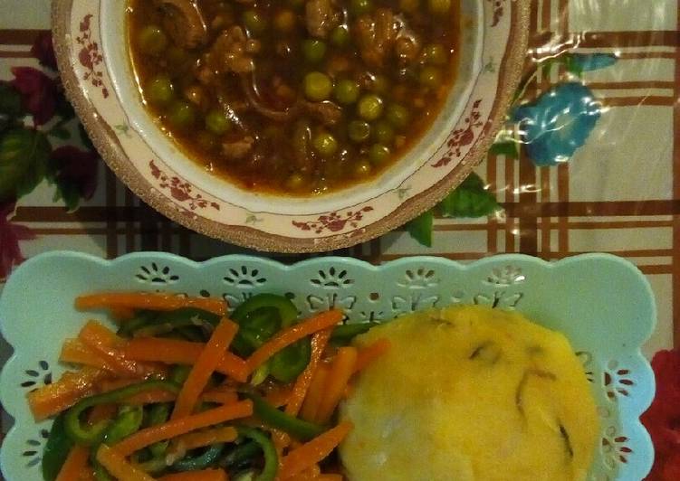 Mashed potatoes &amp; butternut with garden peas beef and mixed veg