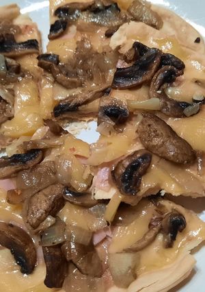 Una foto de Tarta de champiñones con queso y otra con jamón