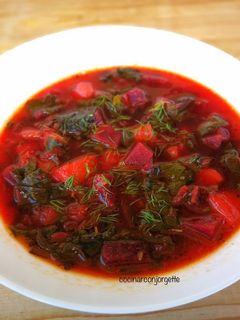 Una foto de Sopa de remolacha con patata al eneldo