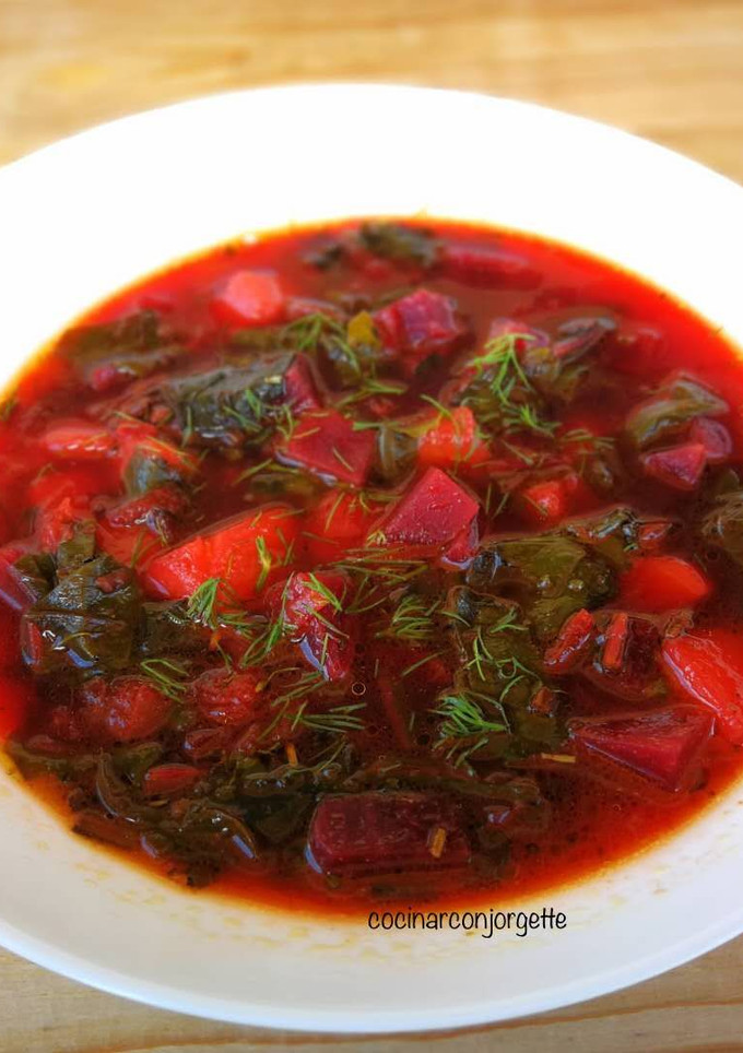 Una foto de Sopa de remolacha con patata al eneldo