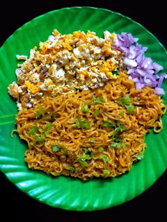 மேகி நூடுல்ஸ் மற்றும் முட்டை பொரியல் (Maggie noodles and muttai poriyal recipe in tamil) செய்முறை முக்கிய புகைப்படம்