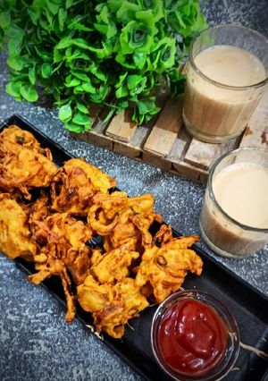 आलू प्याज़ के पकौड़े(aloo pyaz ke pakode recipe in hindi) रेसिपी मुख्य फोटो