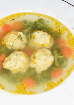 Brokkolileves sajtgombóccal recept fotója