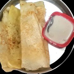 A picture of Dosa with chutney.