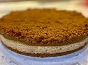 Una foto de tarta de galletas y caramelo
