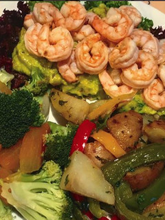 Una foto de Camarones con papitas y ensalada
