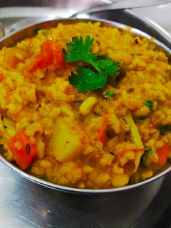 मसाला खिचडी (masala khichadi recipe in marathi) रेसिपी चे मुख्य फोटो