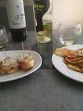Canapé de lomo acompañado de patatas chips