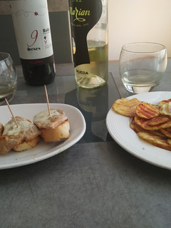 Una foto de Canapé de lomo acompañado de patatas chips