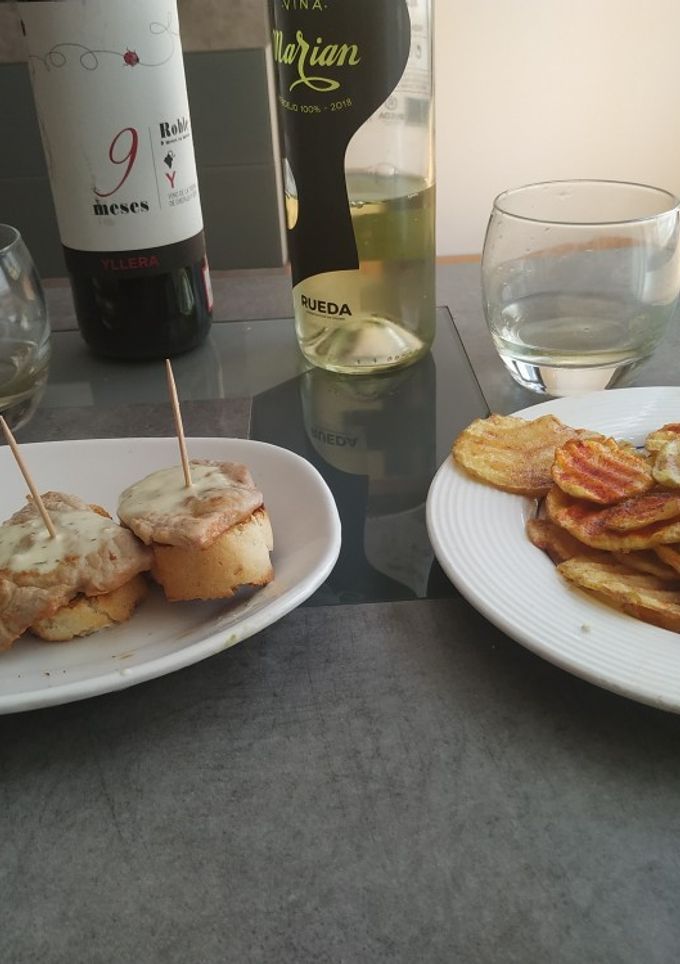 Una foto de Canapé de lomo acompañado de patatas chips