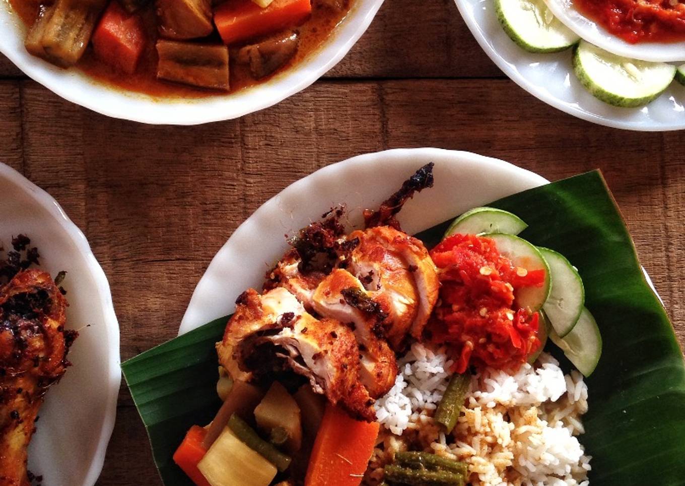 Siapkan nasi rebus dengan ayam goreng pedas