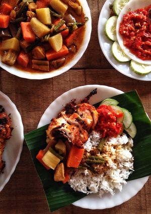 Gambar Set Nasi Kukus dengan Ayam Goreng Berempah