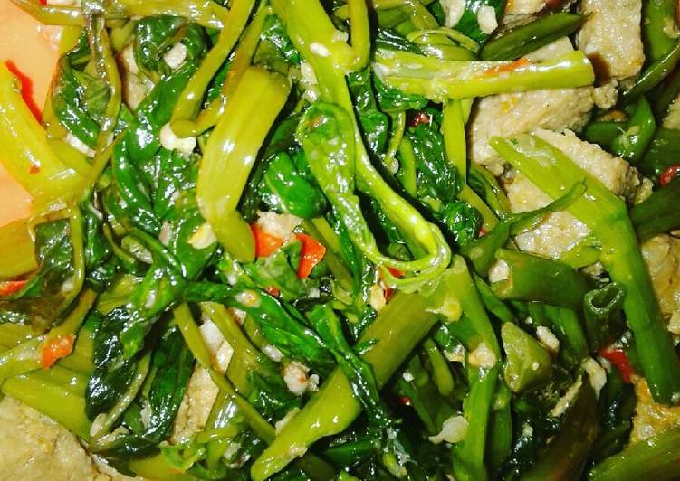 Tumis kangkung oncom