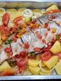 Peixe assado com batatas recheado com vinagrete