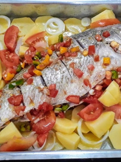 Foto de Peixe assado com batatas recheado com vinagrete