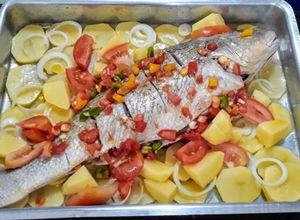Foto de Peixe assado com batatas recheado com vinagrete