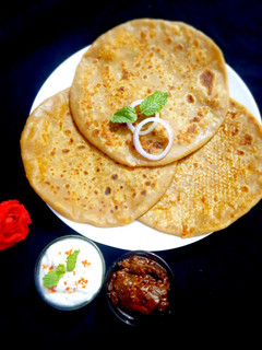 ஆலு பராத்தா (Aloo paratha recipe in Tamil) செய்முறை முக்கிய புகைப்படம்