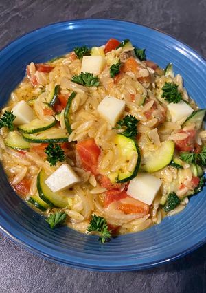 Une photo de [ONE POT] Orzo à l'Ossau-Iraty avec des légumes du soleil ☀️