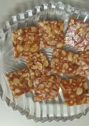 સીંગ ની ચીક્કી(Peanuts Chikki Recipe in Gujarati) રેસીપી મુખ્ય ફોટો