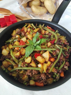 Una foto de Sartén de patatas y verduras con carne picada