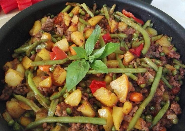 Sartén de patatas y verduras con carne picada