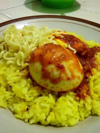 Langkah Gampang Membuat Resep  Nasi kuning magic com simpel banget yang Bikin Ngiler, Bisa Manjain Lidah