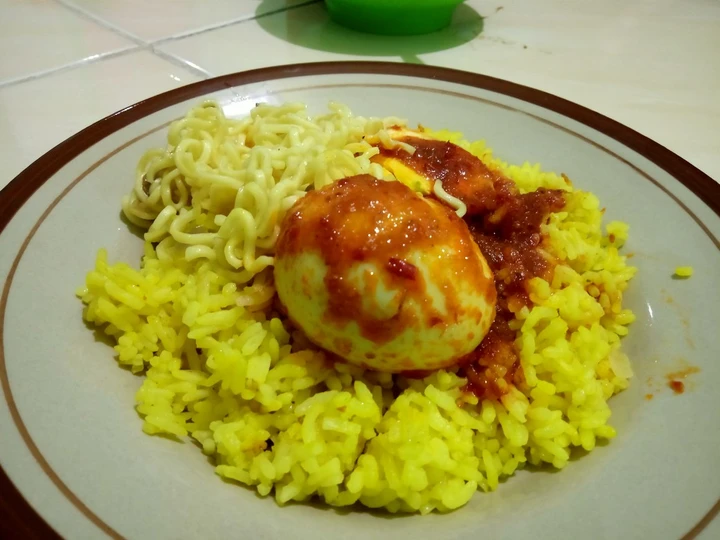 Langkah Gampang Membuat Resep  Nasi kuning magic com simpel banget yang Bikin Ngiler, Bisa Manjain Lidah