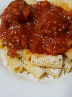 Una foto de Salsa boloñesa de albóndigas con pasta