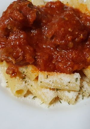 Una foto de Salsa boloñesa de albóndigas con pasta