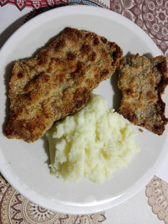 Una foto de Milanesas con cereal y puré